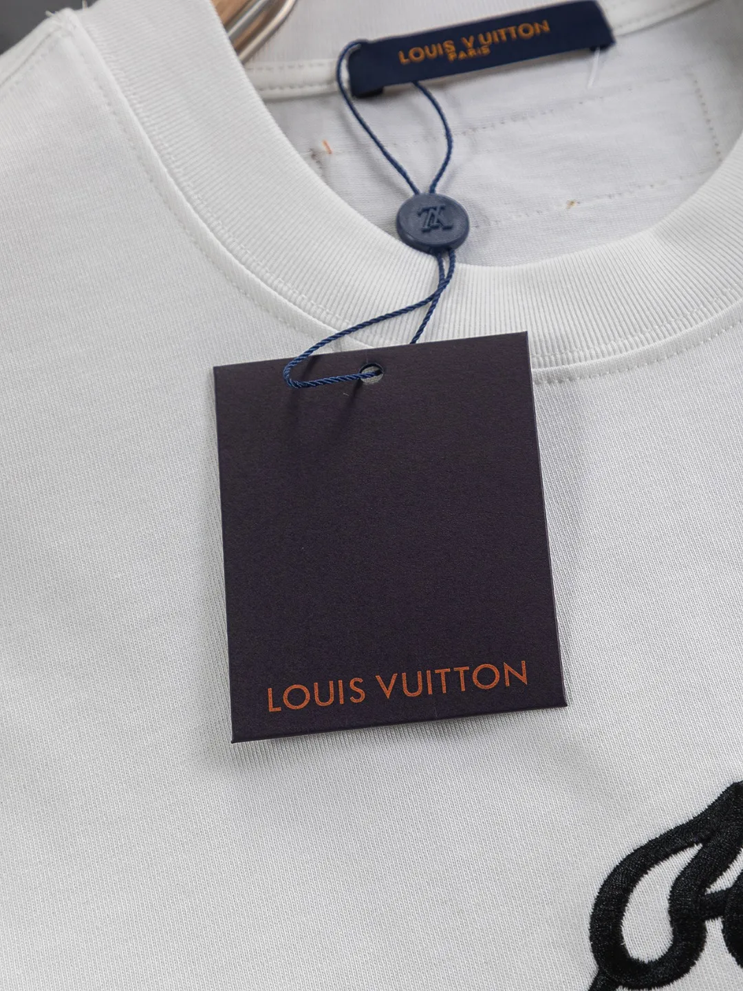 🅿️210 Louis Vuitton 1V micro wide version S-XL 25SS LV new product counter catwalk style with flying dinosaur letters on the chest🪡 embroidered logo, same style for men and women! Short-sleeves are not the same as the general public, but must be unique and eye-catching. This LV short-sleeves is all about quality, comfort, consistent style, fashion, including fabrics and cutting techniques, all of which have been made with great effort! 320 grams of washed pure cotton fabric, pure cotton is breathable, very refreshing and comfortable for daily wear. The rib knitting on the neckline is smooth and tight, and the neckline will not be skewed if you toss it at will. The loose version, you will find that it looks really good on the upper body. The overall is minimalist and neat, super versatile for daily use! Pair it casually with a pair of pants for a youthful look. A T-shirt will make your outfit crazy. It is a fashionable item that can never go wrong! Color: Black White Size: S-XL Size chart: S: Shoulder width 50-Bust 54-Length 70 M: Shoulder width 52-Bust 56.5-Length 72 L: Shoulder width 54-Bust 59-Length 74 XL: Shoulder width 56-Bust 61.5-Length 76